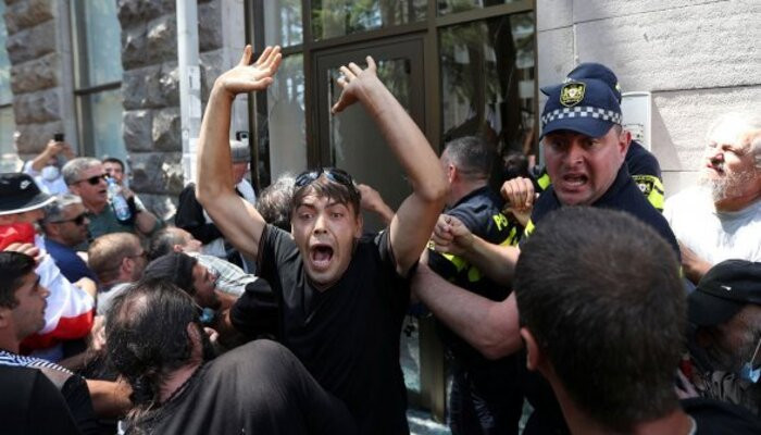 На митингах в Тбилиси задержаны более 100 человек