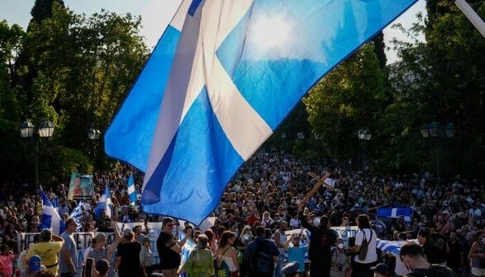 В Греции тысячи людей протестовали против обязательной вакцинации