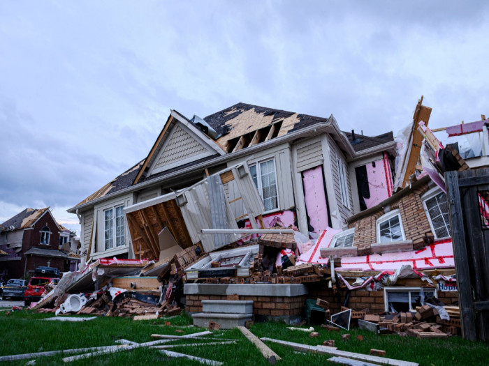 8 people injured after tornado hits Canadian city