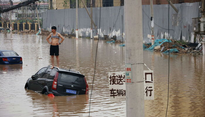 Число жертв наводнения в Китае выросло до 99