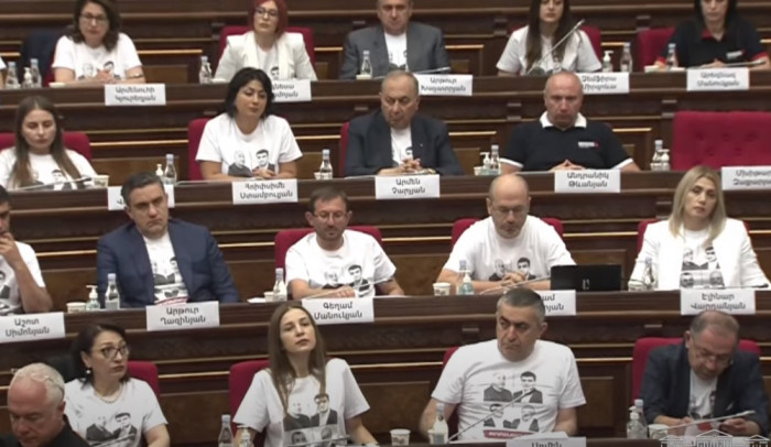 «Հայաստան» խմբակցությունն ԱԺ է եկել Սյունիքի՝ կալանավորված քաղաքապետերի լուսանկարներով շապիկներով