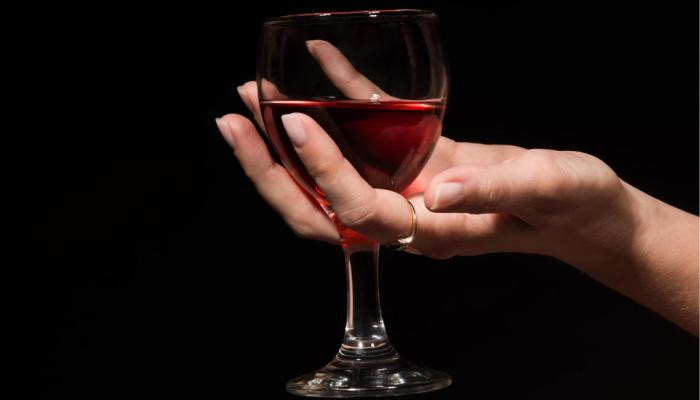 В Красноярске девушка впала в кому и умерла после того, как выпила красное вино