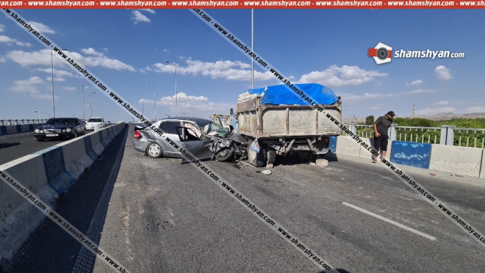 Երևանում բախվել են Toyota Land Cruiser-ը, Nissan-ն ու ЗИЛ-ը