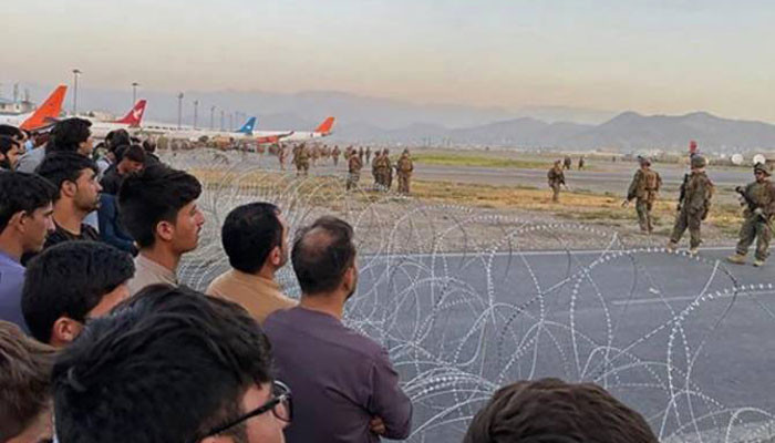 AFP: толпа прорвалась на ВПП аэропорта Кабула