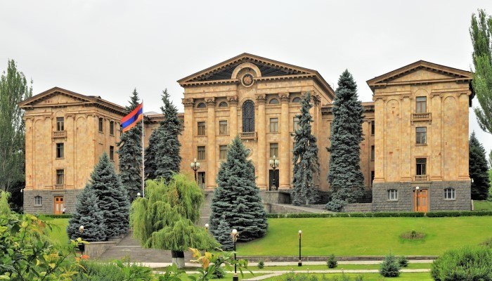 Парламент Армении обсуждает программу правительства
