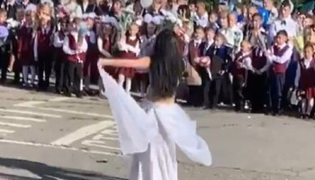 Учительница извинилась за танец живота на школьной линейке в Хабаровске