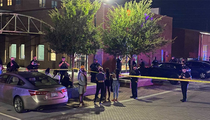 Man shoots 8, killing 1, after being kicked out of Kansas club, police say