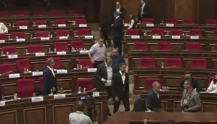 Блоки «Айастан» и «Честь имею» бойкотировали внеочередное заседание парламента