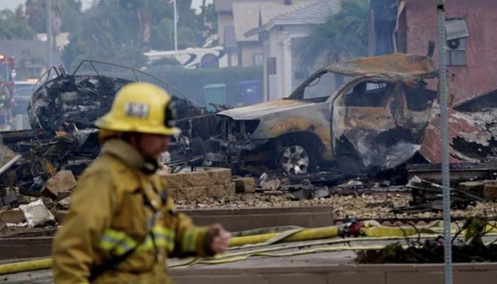 В Калифорнии легкомоторный самолет упал на жилые дома