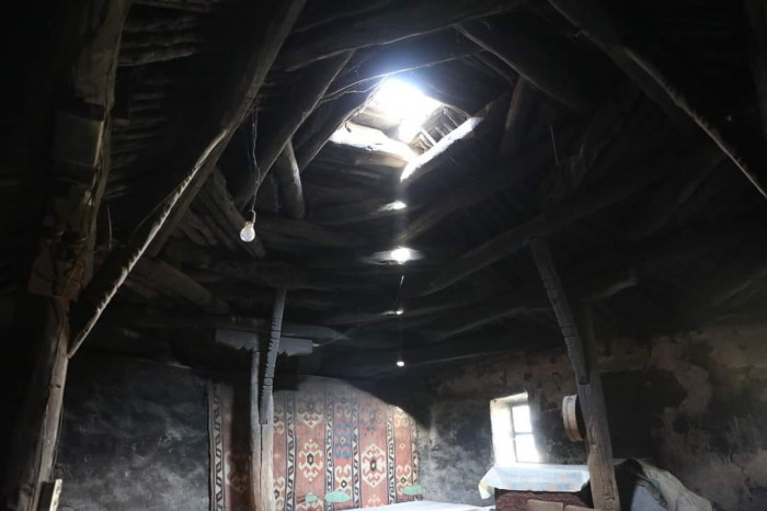 Լուսանկարում փայտաշեն հազարաշեն առաստաղով գլխատուն է, որը հայկական բնակելի տների հիմնական տիպն է