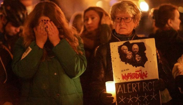 Polish abortion law protests over woman's hospital death