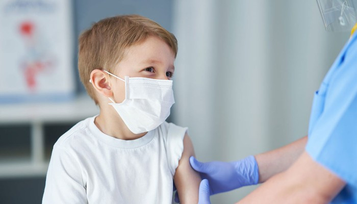 Первая страна в мире ввела обязательную вакцинацию от COVID-19 для детей
