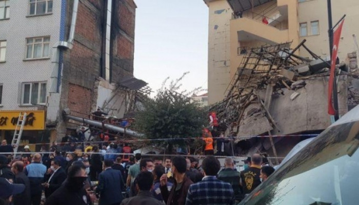 Число пострадавших при обрушении здания в Турции возросло