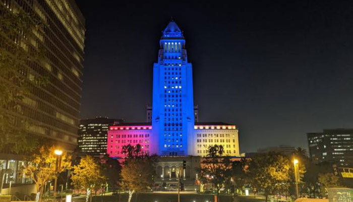 Здание мэрии Лос-Анджелеса осветилось цветами армянского триколора