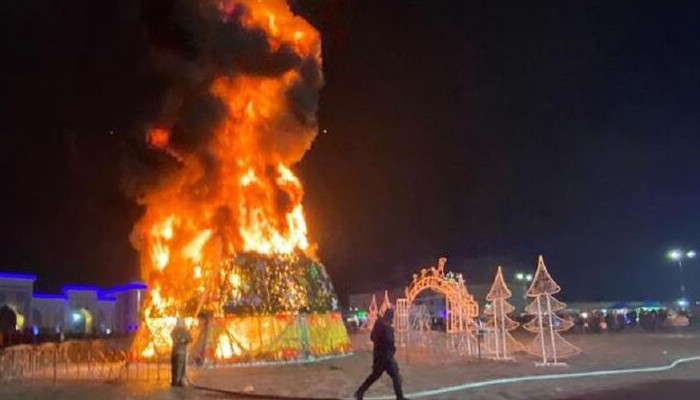 В Казахстане горела главная елка страны