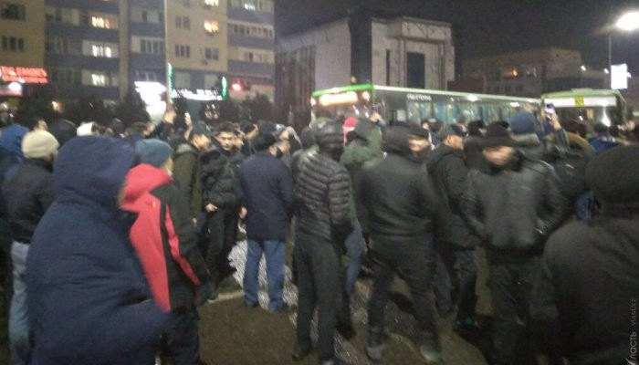В Алматы протестующие требуют отставки правительства, отключен интернет