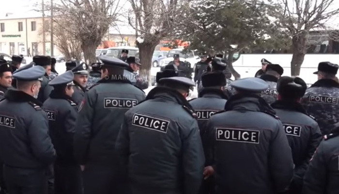 У здания мэрии Вардениса сосредоточены многочисленные силы полиции