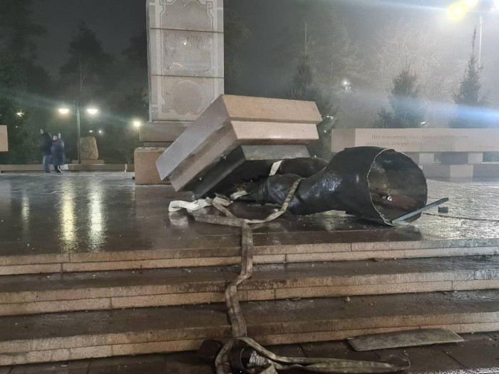 Օրվա կադրը. Նազարբաևի տապալված արձանն՝ իր անվան փողոցում