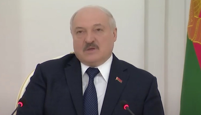 Лукашенко предложил народу Казахстана "встать на колени перед военными и извиниться"