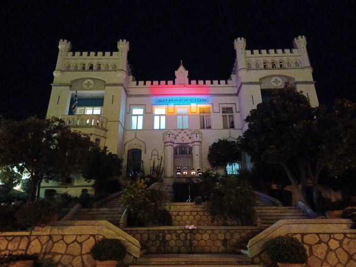 Հունական երեք քաղաքների քաղաքապետարանների շենքերը լուսավորվել են հայոց եռագույնով
