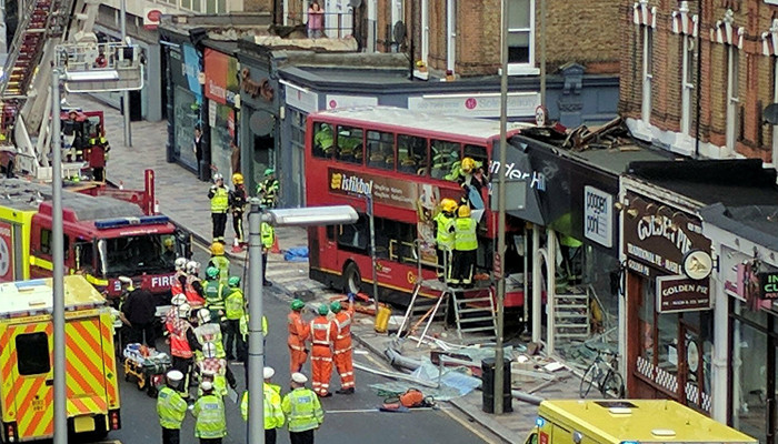 В Лондоне городской двухэтажный автобус врезался в здание