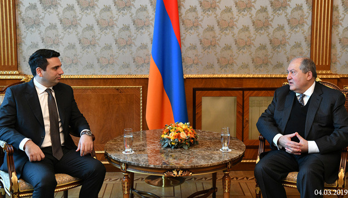 Alen Simonyan Ermenistan Cumhurbaşkanın görevini üstlenmiş oldu