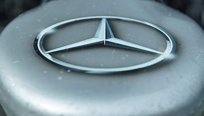 Mercedes-Benz halts export to and production in Russia