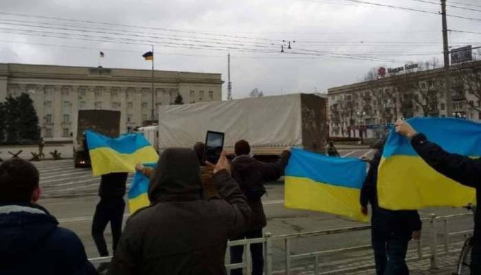 В Херсоне не состоялся митинг за создание так называемой «ХНР»: люди вышли с украинскими флагами