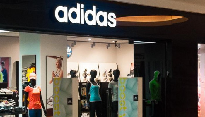 Adidas закрывает свои магазины в России