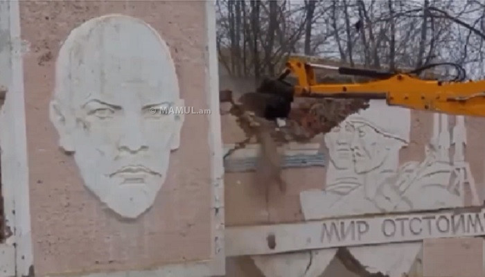 ,,В Астраханской области снесли советский монумент с ликом Ленина,,: Геращенко