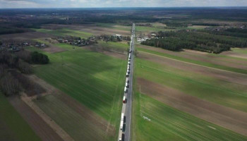 Ukraine war: Trucks stuck at Poland-Belarus border as EU sanctions deadline passes