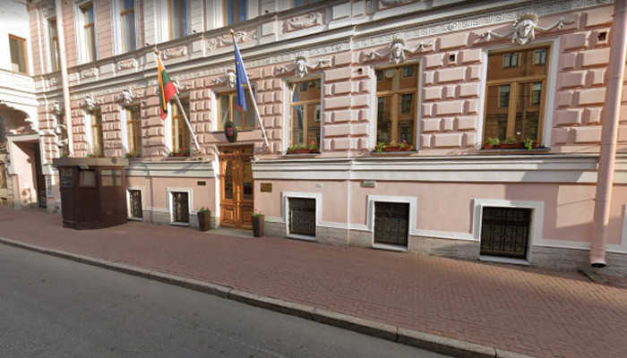 Russia closes Baltic consulates, expels employees