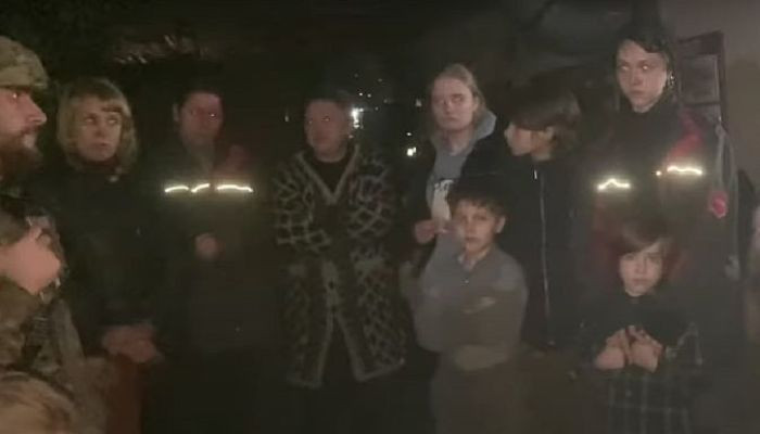 Полк «Азов» показал женщин и детей в подземелье Мариуполя