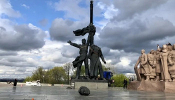 Կիևում Ժողովուրդների բարեկամության հուշարձանի ապամոնտաժման ժամանակ ռուս բանվորի գլուխը պոկվել է