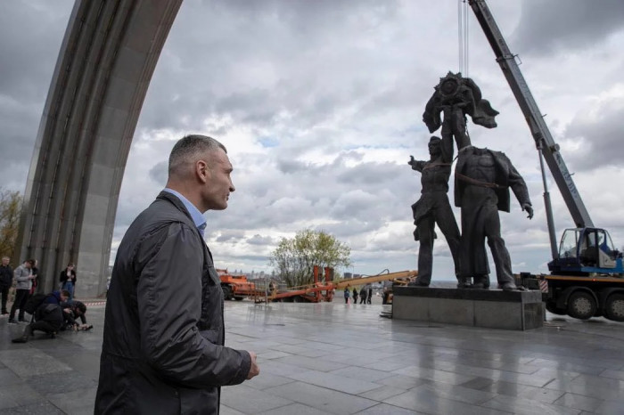 Կիևում Ժողովուրդների բարեկամության հուշարձանի ապամոնտաժման ժամանակ ռուս բանվորի գլուխը պոկվել է
