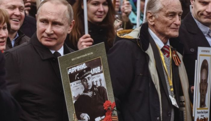 Путин присоединился к шествию "Бессмертного полка" в Москве