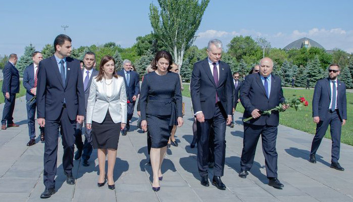 Litvanya Cumhurbaşkanı, Ermeni Soykırımı Anıtı'nı ziyaret etti