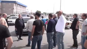 Участники автопробега заблокировали Арташатское шоссе