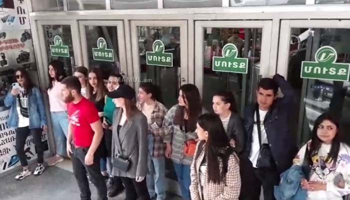 Երիտասարդները շրջափակել են մետրոյի «Երիտասարդական» կայարանի մուտքը