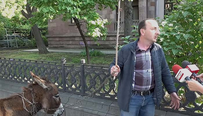 В доме пригнавшего осла к зданию парламента Армении мужчины проведен обыск