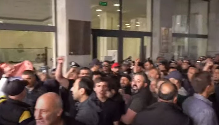 Оппозиция разорвала полицейскую цепь, закрыв входы в здание МИД