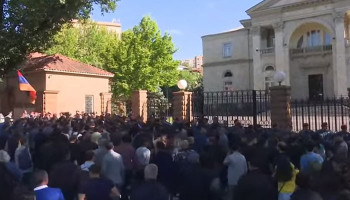 Члены движения «Сопротивление» заблокировали входы в здание резиденции президента