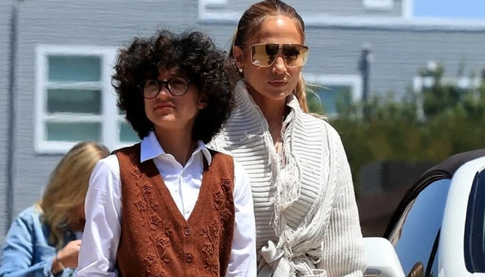 Jennifer Lopez introduces child to stage for special duet using gender-neutral pronouns