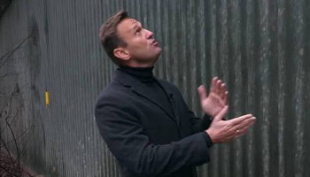 ''I live like Putin and Medvedev''. Navalny