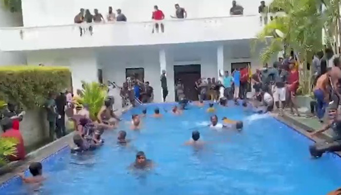 Участники акции протеста захватили резиденцию президента и бросились в бассейн