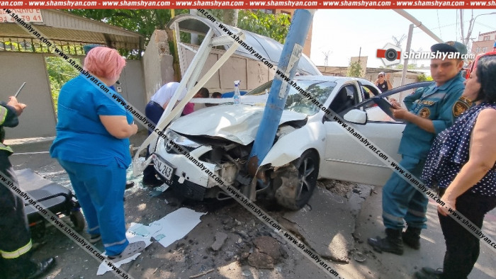 Երևանում Mazda 6-ը մխրճվել է կանգառի մեջ. կան վիրավորներ