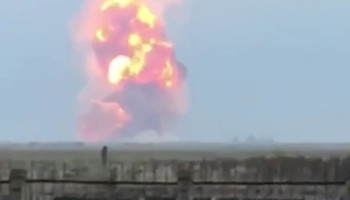 На севере Крыма горит склад боеприпасов, жителей села Майского эвакуируют