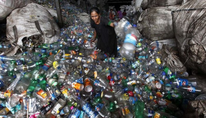 Туркменам запретили собирать пластик, чтобы не «позорили страну»