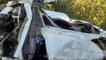Автобус с туристами попал в аварию в Лерике, число жертв растет