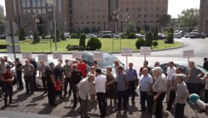 «Спускайтесь вниз, мы все премьер-министры»: акция протеста перед мэрией Еревана